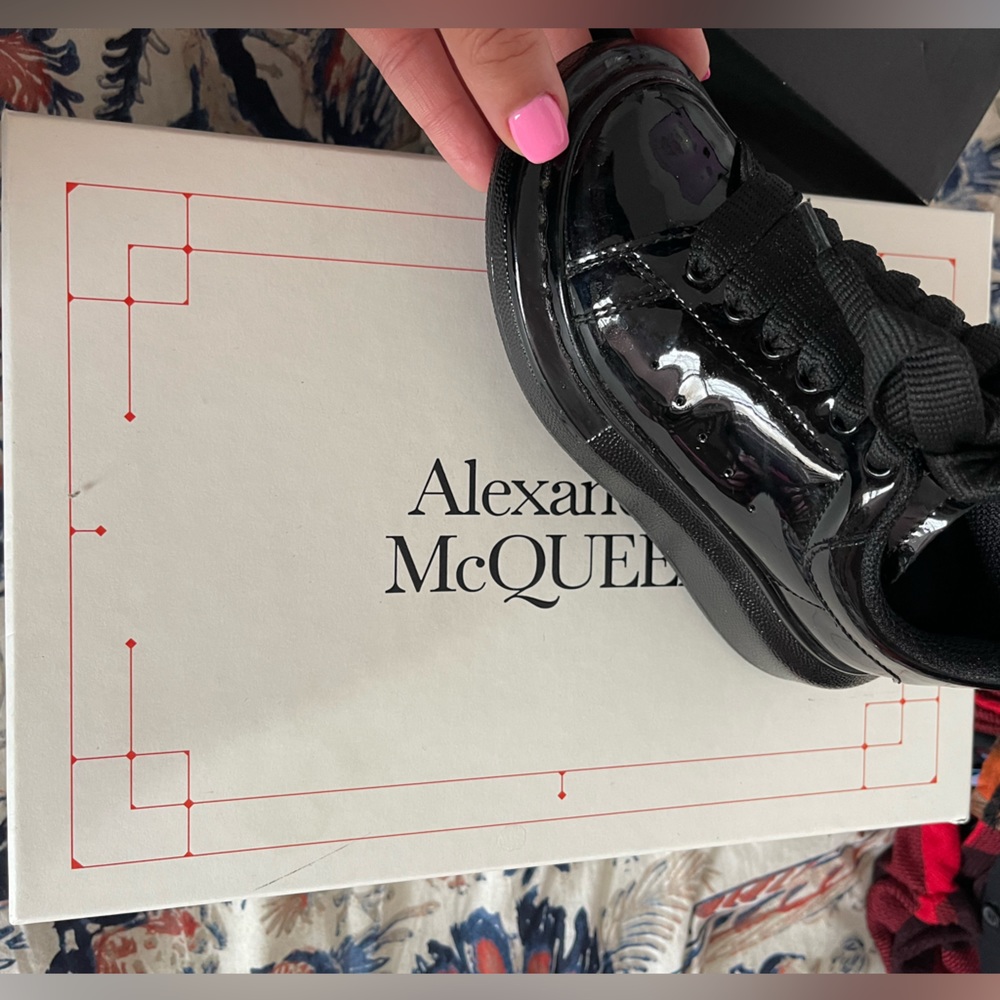 Alexander McQueen toddler shoe, black size 26